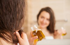 Lire la suite à propos de l’article Bain d’huile d’olive sur vos cheveux : bienfaits et méthode d’application