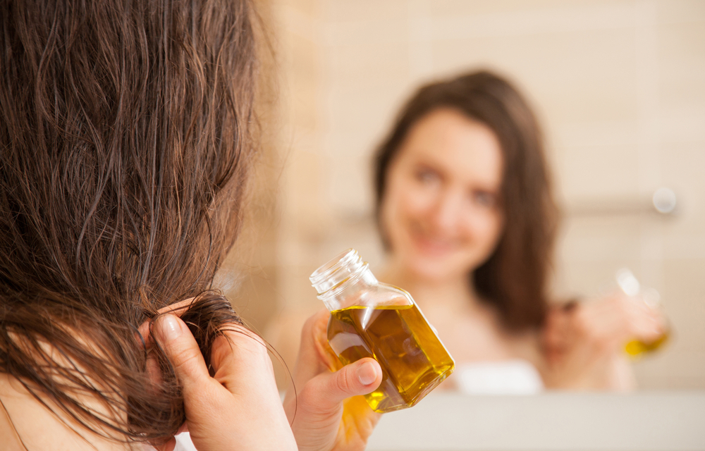 Lire la suite à propos de l’article Bain d’huile d’olive sur vos cheveux : bienfaits et méthode d’application
